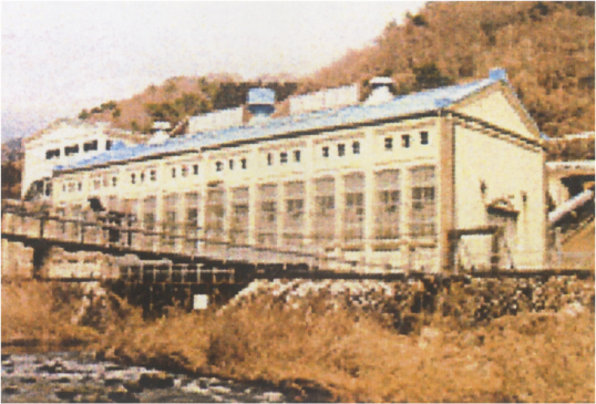 茨城県の北東部に位置する石岡第一発電所。1911（明治44）年に竣工し、大正期の増設工事を経て現在は国の重要文化財に指定されています。