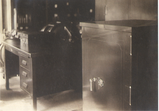 大阪支店に陳列されたスチール製デスクや金庫。