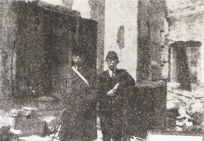 焼失した呉服橋の事務所跡に立つ、斎藤積善（左）と加藤正蔵。