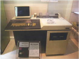 東芝が発表したワープロ1号機。ワープロ百花繚乱時代の幕開けとなりました。