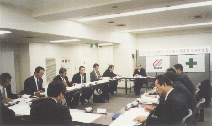 「労働安全衛生法」では、安全・衛生を管理するスタッフの配置とともに、安全委員会・衛生委員会の設置が義務付けられています。